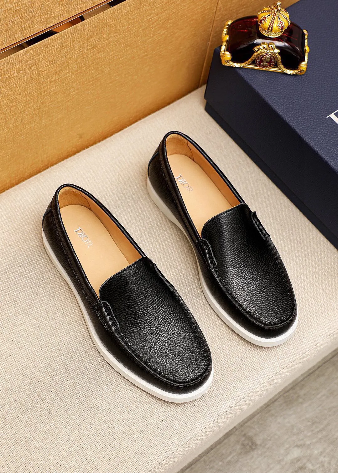 Men's shoes 💰460 💐 Product trademark: Dior "Dior" casual leather shoes Regular size: 38-44 (45.46.47🉑️customized) Product materials: Selected first-layer lychee calfskin upper imported from Italy, imported water-dyed 🐂 cowhide lining. Strong three-dimensional visual effect, rubber outsole Color: 3⃣️colors available